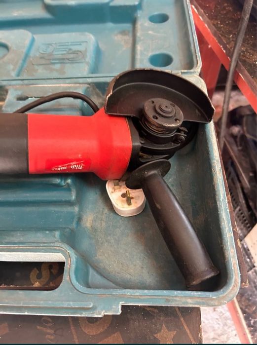 Ъглошлайф макита Makita работи  като ноВ