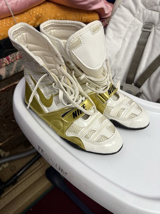 Тамақ стол және коляска сатылады