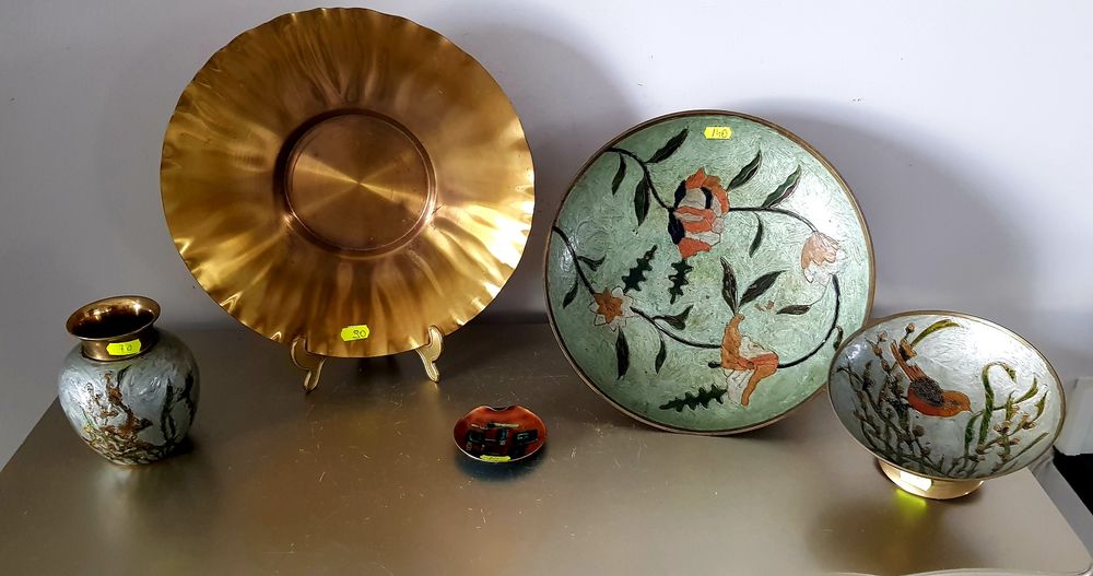 Obiecte vechi din alamă glazurata