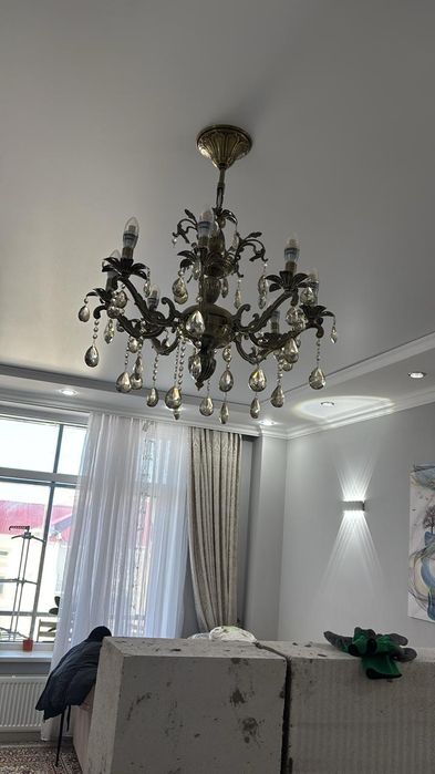 Продаю люстру темного цвета