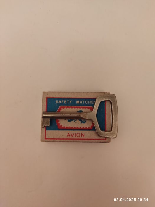 Ножницы и ключ для серванта