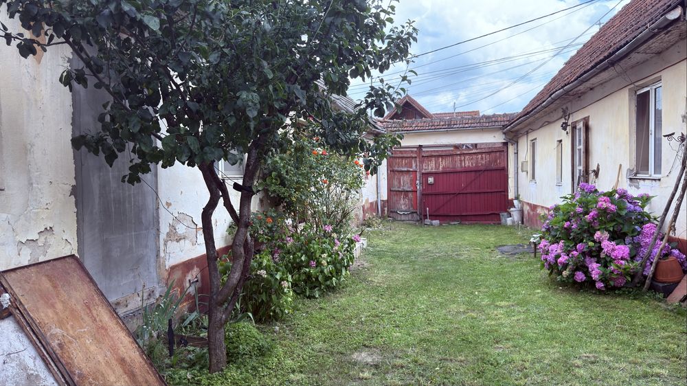 Casă  de vanzare cu două corpuri de locuit și șură mare, aproape de centrul comunei Dumbrăvița, Brașov