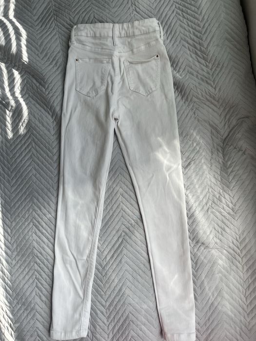 Бели дънки размер XS/S 26/28