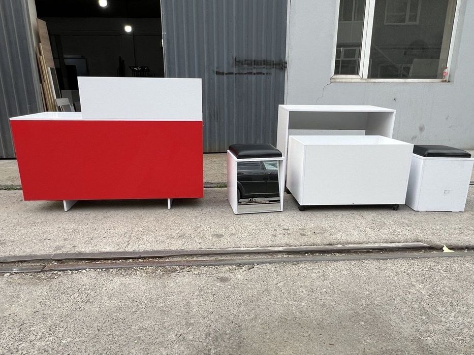 Ресепшен, пуфики и столы