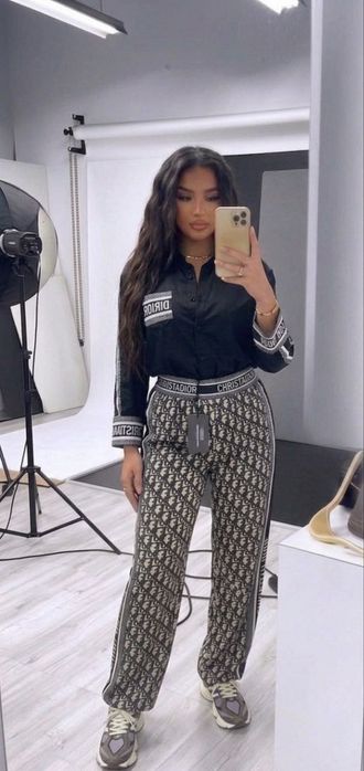 Compleu pentru dama 
Marimi xl
Preț 290 lei
Adaos max 40 lei