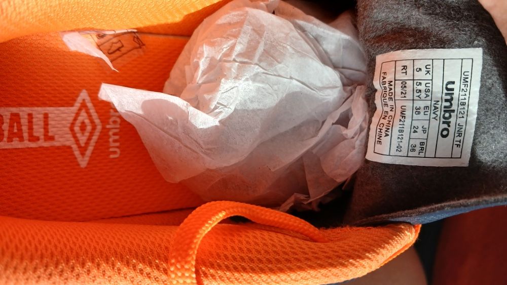Vand ghete de fotbal UMBRO NOI marimea 38( 24 cm)