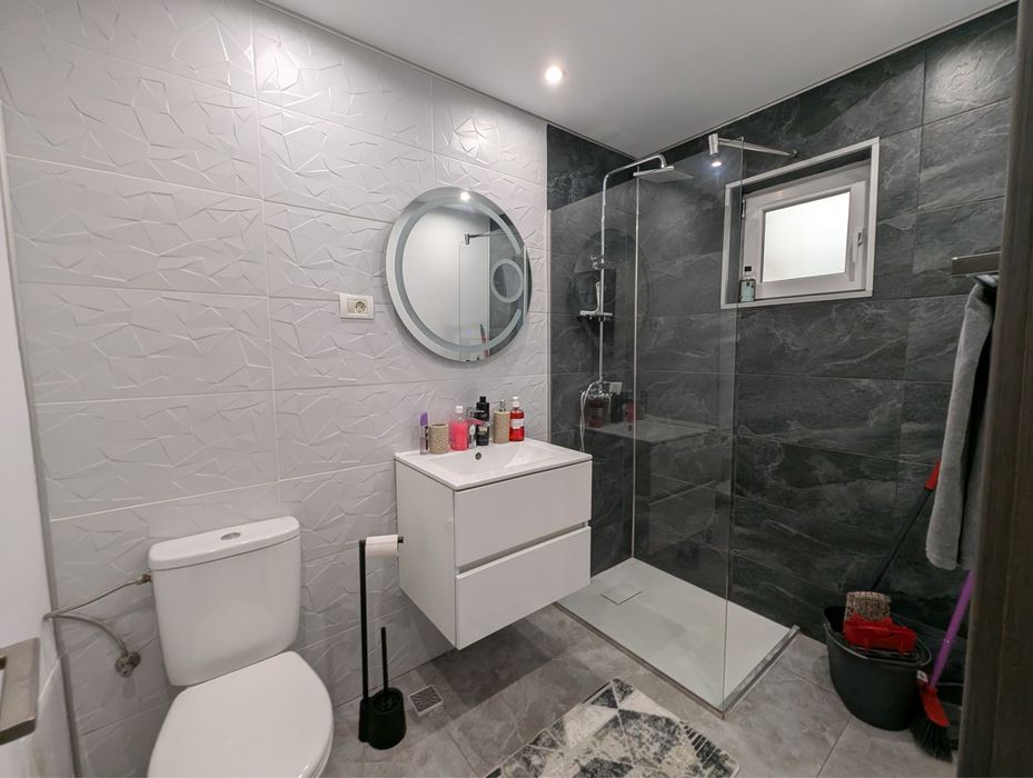 Apartament  renovat , recent mobilat ,2 camere decomandat