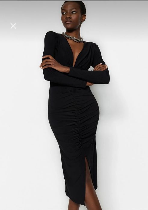 Rochie neagră drapetata cu decolteu în V