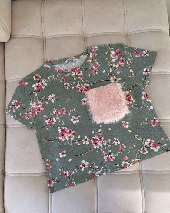 Тениска с пухен джоб от ZARA