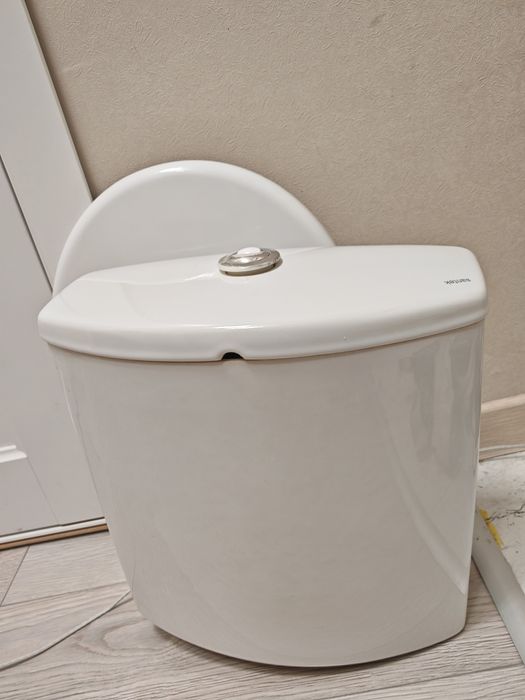 Бочок от унитаза Santek , в рабочем состоянии