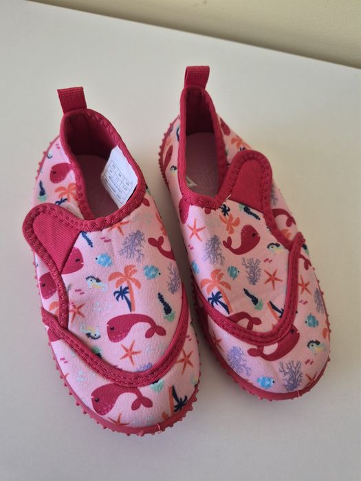 Червени обувки за плаж