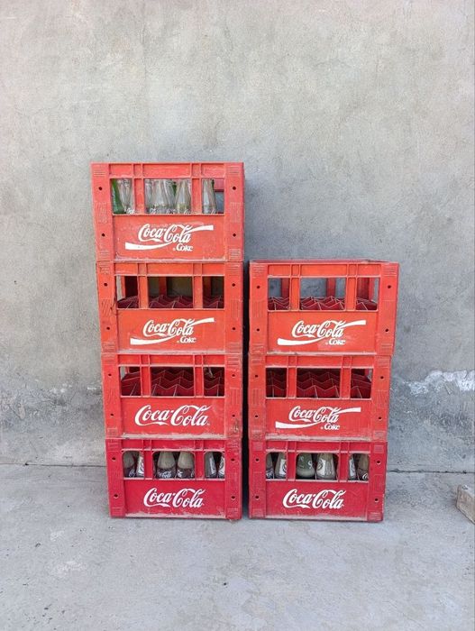 Coca cola яшиги ва орасида бутилкасиям бор.