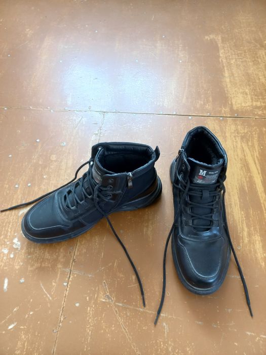 Продаётся ботинок