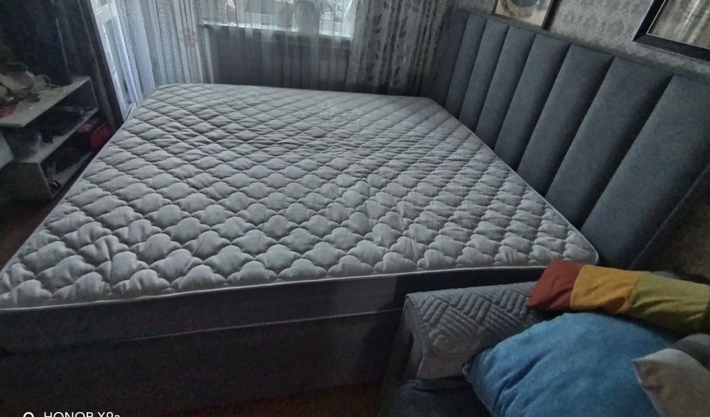 Продам двухспальную кровать.