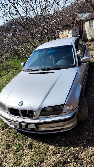 Vând BMW e46 pentru dezmembrat.