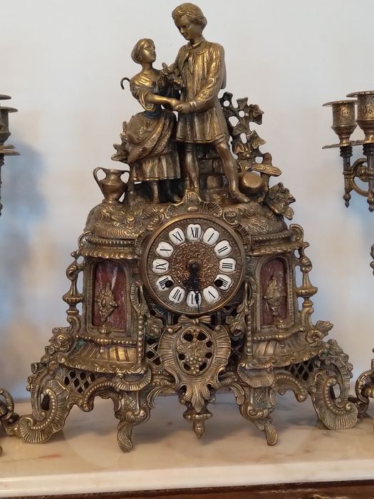 Продавам антикварен Бароков сет часовник и свещници