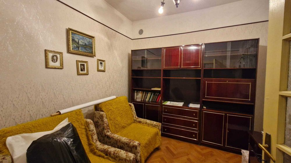 Casă cu 4 camere, teren de 1000 mp, curte 437 mp, suprafata utila 92 mp.