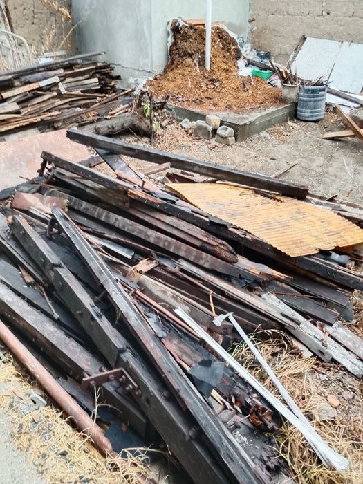 Ески бузилган уйдан чикан расиски тахтала