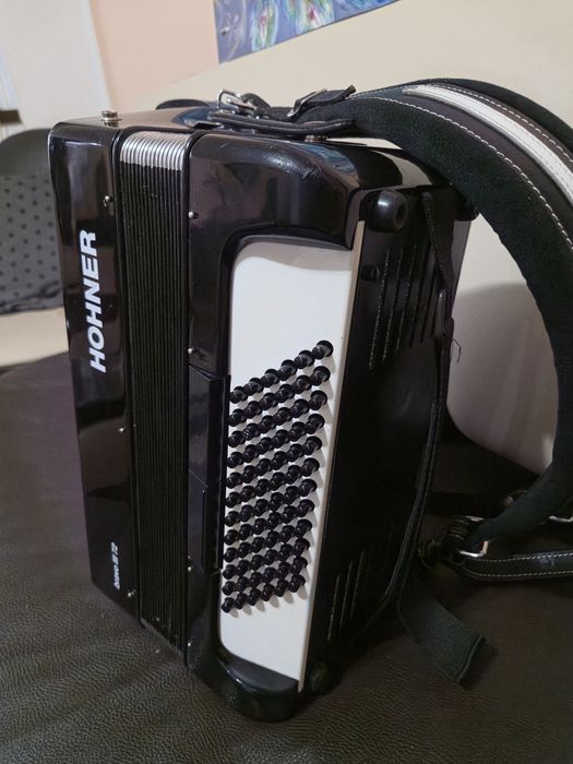 Vând acordeon HOHNER 72 basi