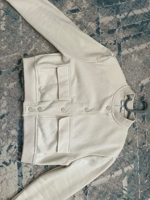 Стильный бомбер от  Mango.