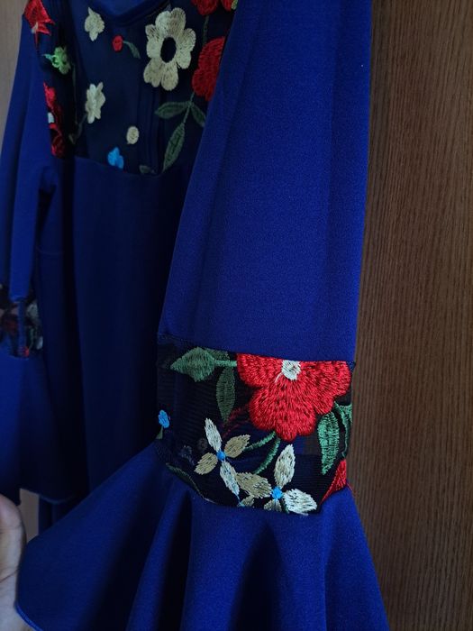 Rochie albastra, detalii flori