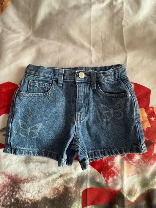 Продавам къси дънкови панталонки за момиченце