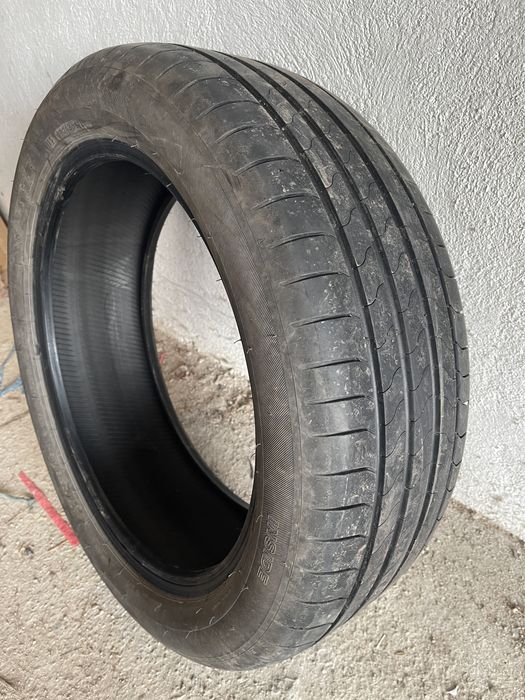 Летни гуми Bridgestone 225/50/19 . В много добро състояние.