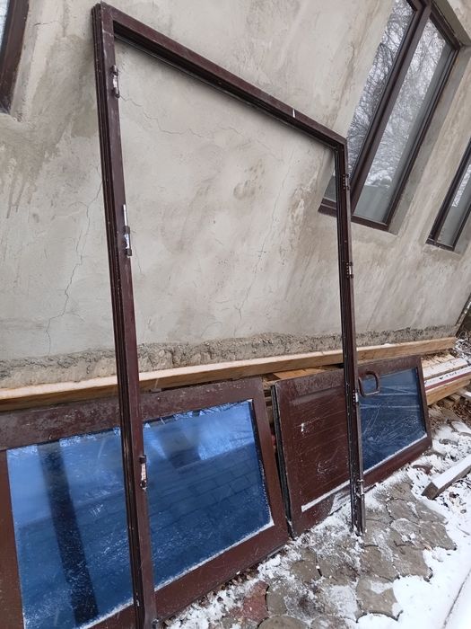 Продаётся...дверь алюминиевая двухстворчатая.