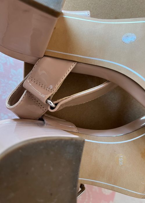 DKNY маркови сандали