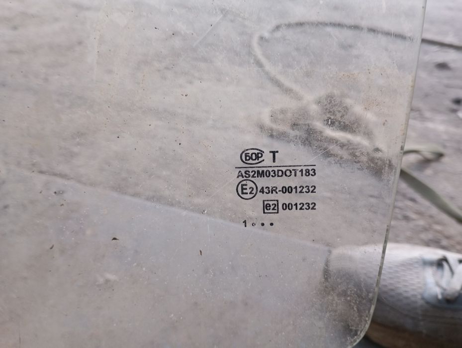 Стекло боковое приора