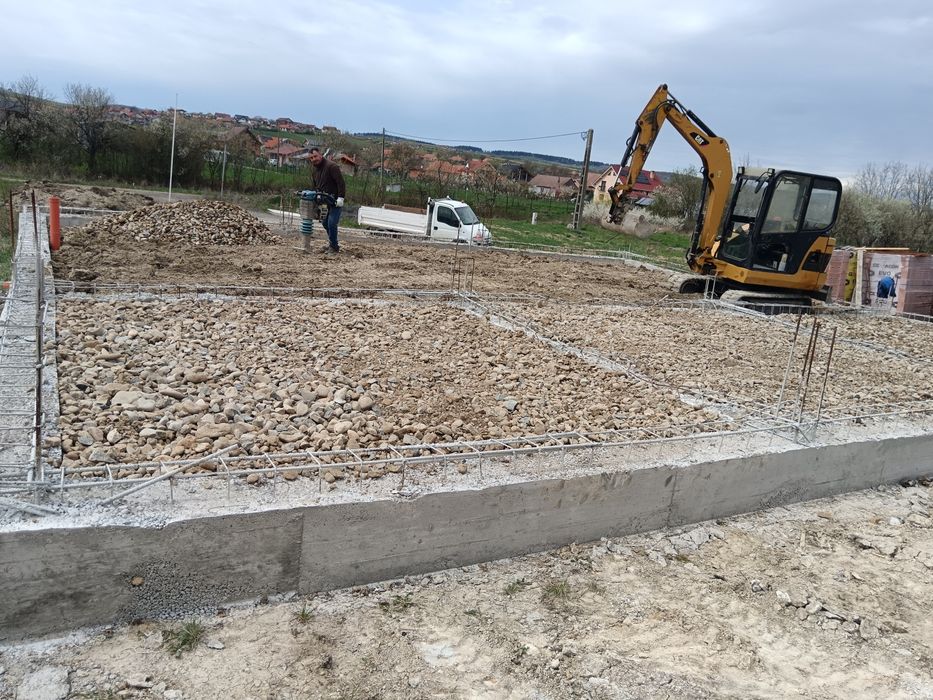 Vînd teren cu proiect de casă fundația turnată