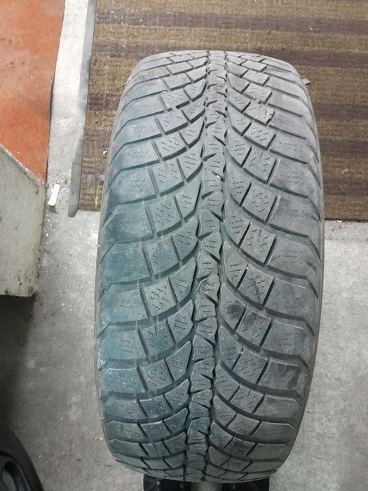 Зимни гуми 4броя 235/55/17 Kumho и летни 4бр. 175/70/14 Brigestone