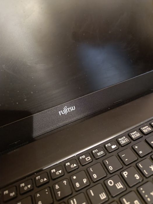 Noutbook 4/512 pamyet qoʻyilgan VEDIO kartasi bor