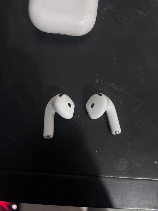 Airpods 4 earbuds