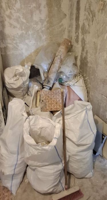 Efectuez debarasări din case grădini ,curți , apartamente , car moloz,