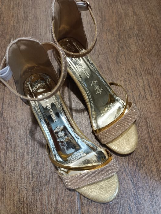 Елегантни сандали 38,5