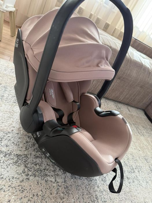 Продавам кошница за кола Britax Romer