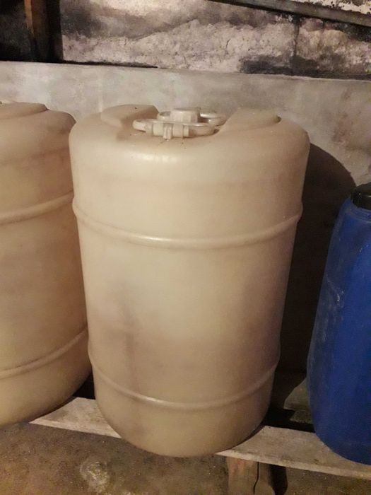 Бидони 60л.,25л.,реотани,макара и триъгълник при авария