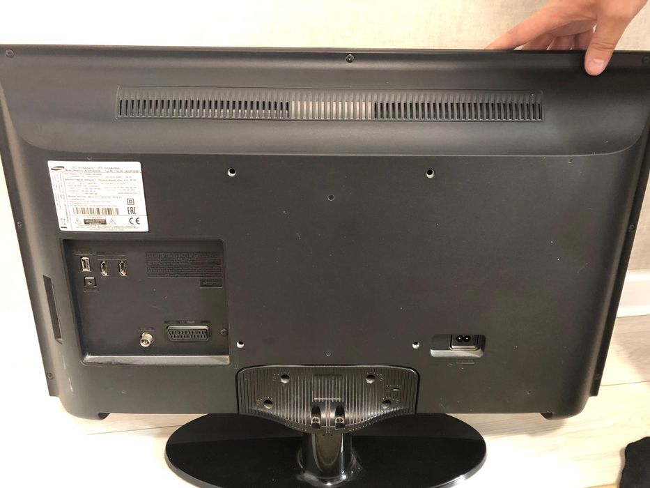 Телевизор с кронштейном