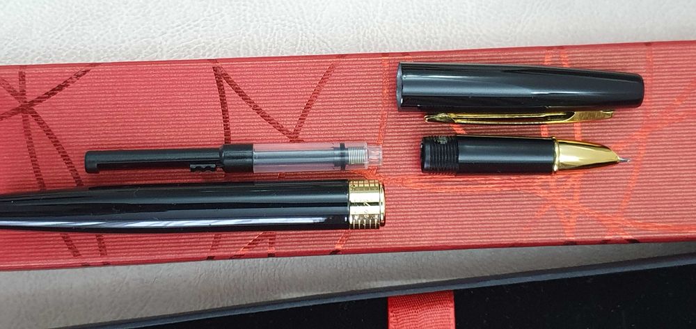 Stilou negru-auriu - deosebit(DLM - 280), nou