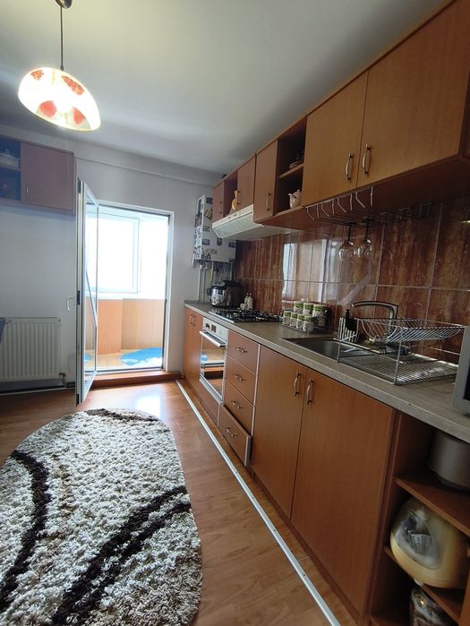 Vând apartament trei camere zonă centrală, Mioveni, două balcoane, două băi, liber