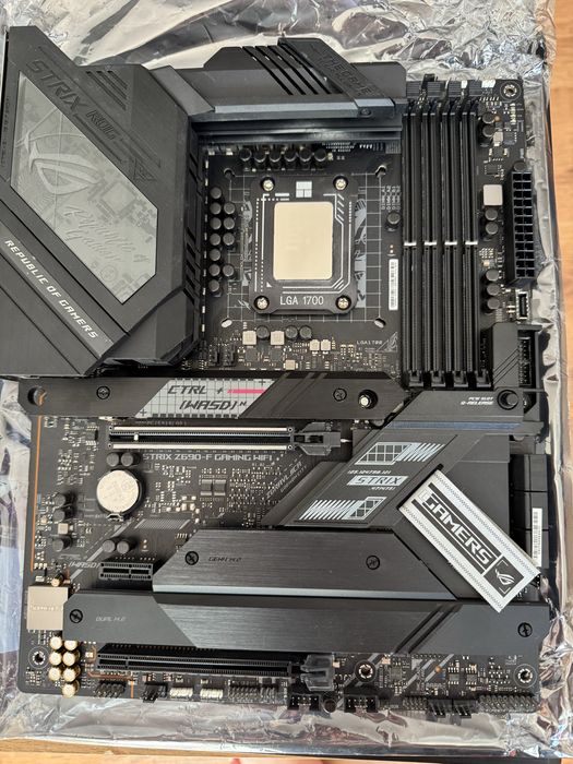 Placa de baza+ procesor(i7 13700k+ Asus Z690-F Strix)