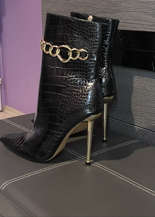 Елегантни дамски боти