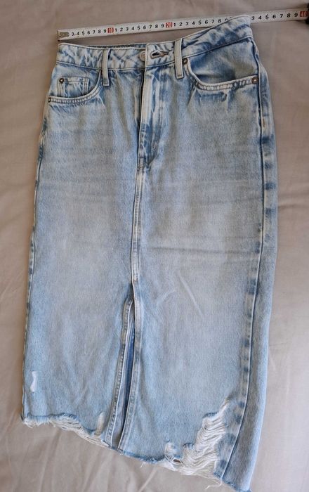 ZARA, Дънкова пола с декоративни скъсвания и разнищен подгъв.