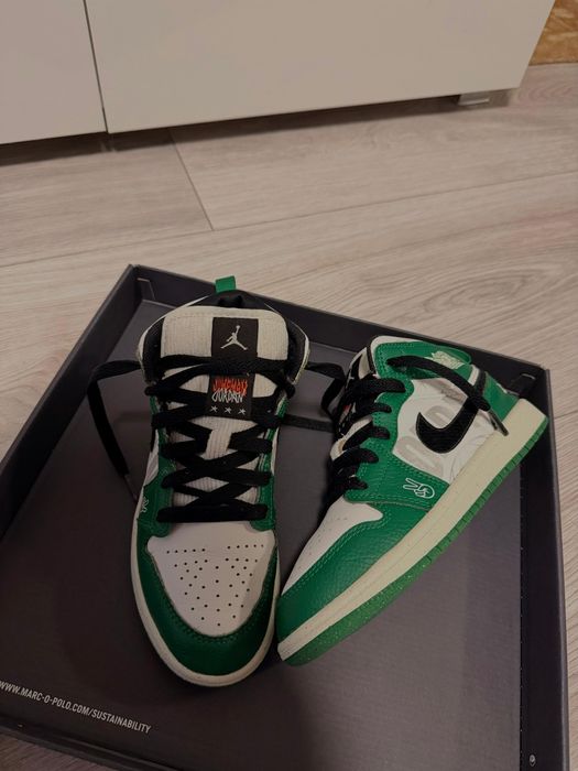 Jordan 1 mid SE 33,5