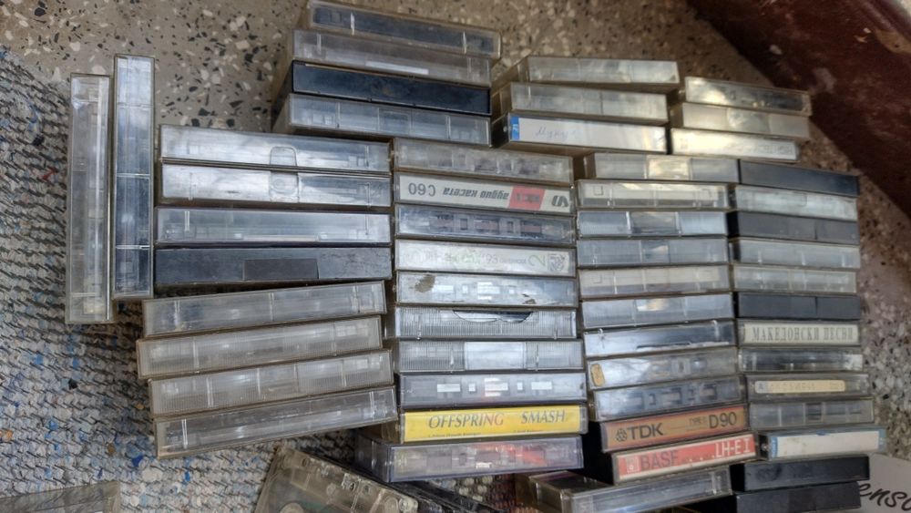 157  аудио касети,обикновенни 4 бр видео касети
