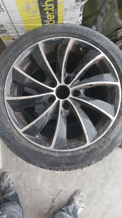 Caut  o geantă modelul din imagine