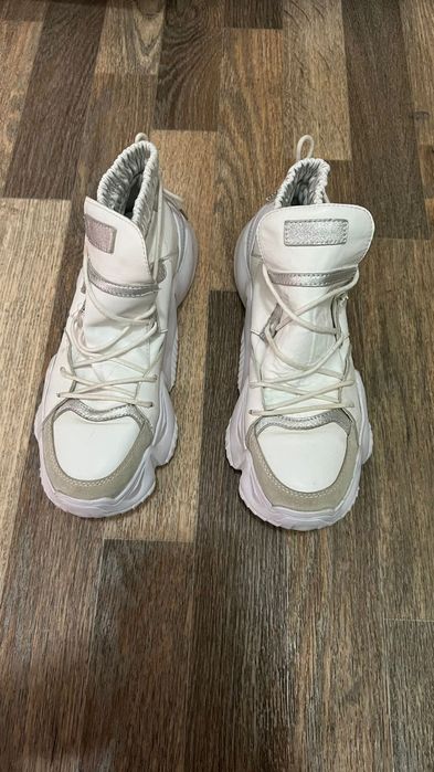 Белая кожаная кроссовки