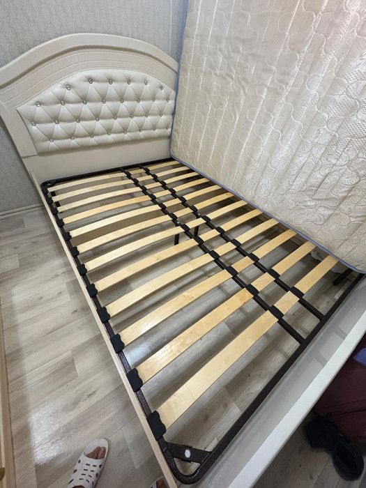 Кровать в спальню