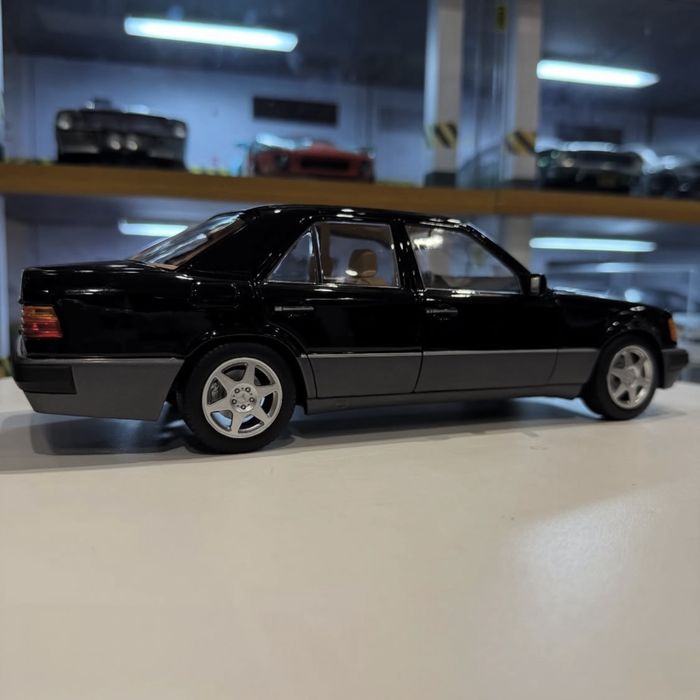 Модель 1:18 Mercedes Benz W124.  500E